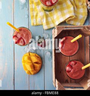 Vue de dessus de la mangue et fraise smoothies Banque D'Images