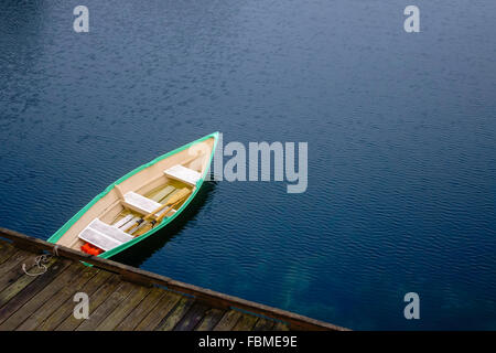 Bateau à ramer attaché à un quai, Washington, États-Unis Banque D'Images