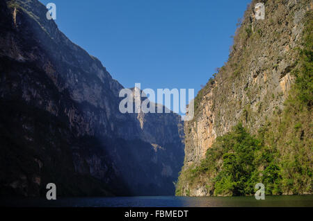 À l'intérieur de Canyon du Sumidero près de Tuxtla Gutierrez dans le Chiapas, Mexique Banque D'Images