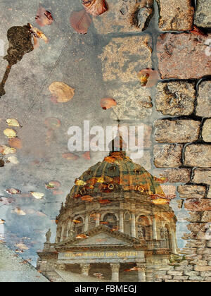 Reflet de l'église de marbre dans une flaque, Copenhague, Danemark Banque D'Images