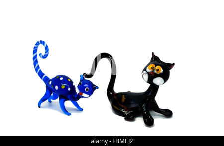 Verre de Murano coloré deux figurines de chat comme une découpe sur blanc Banque D'Images
