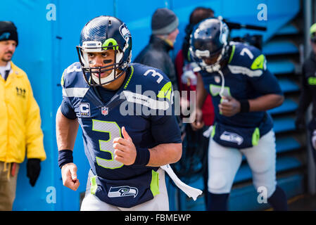 Charlotte, Caroline du Nord, USA. 17 janvier, 2016. Seattle Seahawks quarterback Russell Wilson (3) au cours de la NFL football match de division entre les Seattle Seahawks et les Panthers le dimanche, 17 janvier 2016 à Charlotte, NC. Credit : Cal Sport Media/Alamy Live News Banque D'Images