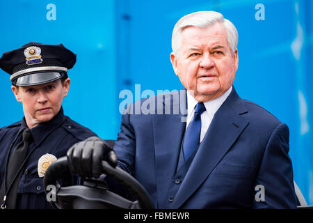 Charlotte, Caroline du Nord, USA. 17 janvier, 2016. Propriétaire de Panthers Jerry Richardson au cours de la NFL football match de division entre les Seattle Seahawks et les Panthers le dimanche, 17 janvier 2016 à Charlotte, NC. Credit : Cal Sport Media/Alamy Live News Banque D'Images