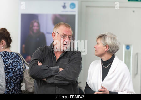 Kate Green OBE , un membre du parti travailliste britannique , parler avec DJ Allan Beswick Banque D'Images