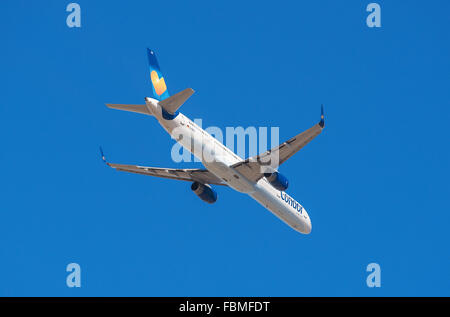 TENERIFE, ESPAGNE - 13 janvier : Thomas Cook Boeing 757-300 Condor décolle de l'aéroport de Tenerife Sud le 13 janvier 2016. Banque D'Images