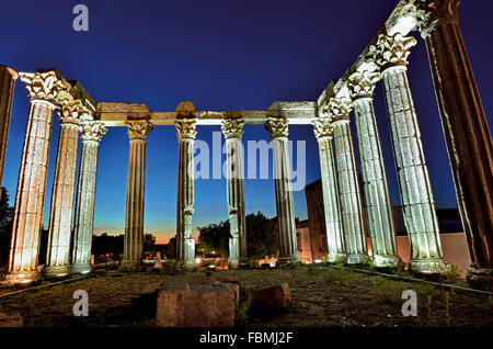 Le Portugal, l'Alentejo : lumineux nocturne dans le temple romain d'Évora Ville du patrimoine mondial Banque D'Images