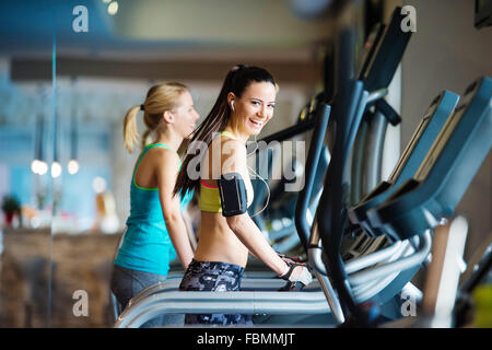 Belles femmes dans une salle de sport Banque D'Images