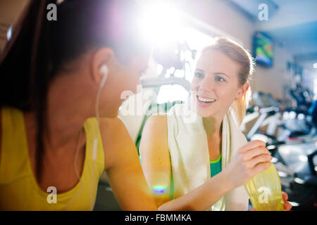 Belles femmes dans une salle de sport Banque D'Images