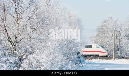 Schweublingsen, Allemagne. 18 janvier, 2016. Un train InterCityExpress (ICE) de l'opérateur ferroviaire allemand Deutsche Bahn sur son chemin entre Hanovre et Berlin en temps de neige près de Schweublingsen, Allemagne, 18 janvier 2016. La neige et la glace ont causé des perturbations dans le trafic ferroviaire allemand. Photo : JULIAN STRATENSCHULTE/dpa/Alamy Live News Banque D'Images