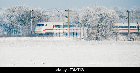 Schweublingsen, Allemagne. 18 janvier, 2016. Un train InterCityExpress (ICE) de l'opérateur ferroviaire allemand Deutsche Bahn sur son chemin entre Hanovre et Berlin en temps de neige près de Schweublingsen, Allemagne, 18 janvier 2016. La neige et la glace ont causé des perturbations dans le trafic ferroviaire allemand. Photo : JULIAN STRATENSCHULTE/dpa/Alamy Live News Banque D'Images