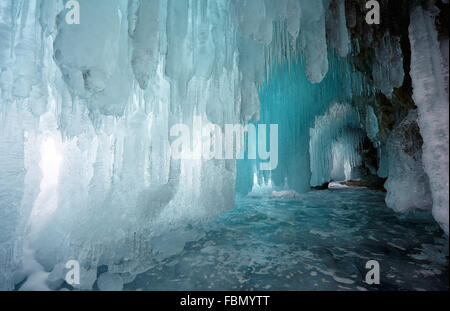 Grotte de glace sur l'île d'Olkhon sur le lac Baïkal en Sibérie à l'heure d'hiver Banque D'Images