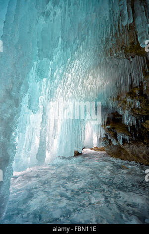 Grotte de glace sur l'île d'Olkhon sur le lac Baïkal en Sibérie à l'heure d'hiver Banque D'Images