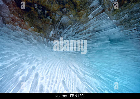 Grotte de glace sur l'île d'Olkhon sur le lac Baïkal en Sibérie à l'heure d'hiver Banque D'Images