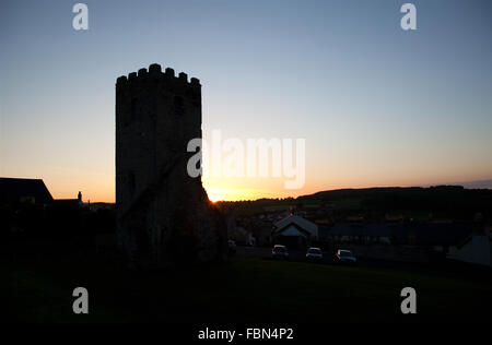 Photographie par © Jamie Callister. Coucher du soleil à Denbigh Castle, Denbighshire, Nord du Pays de Galles, 18 juin 2015. Banque D'Images