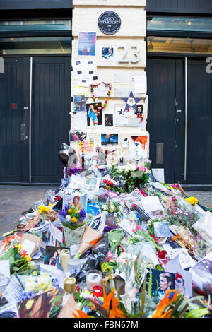 Londres, Royaume-Uni. 18 janvier 2015. Fans déposent des fleurs et laisser des messages sur Heddon Street après le décès inattendu de musicien et acteur David Bowie le 10 janvier. Le culte marque l'emplacement de la photo de la couverture de l'album 1972 Bowie la montée et la chute de Ziggy Stardust. Credit : Nathaniel Noir/Alamy Live News Banque D'Images