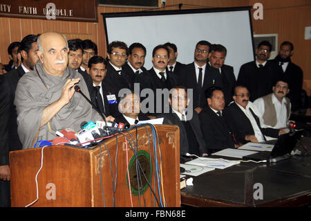 Pashtoonkhawa, Président du Parti de la Ligue Awami Milli Mehmood Khan Achakzai répond aux avocats de l'Association du Barreau de la Haute Cour au cours de sa visite à haute cour de Lahore le lundi 18 janvier, 2016. Banque D'Images