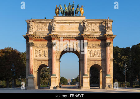 Arc de triomphe du Carrousel tôt le matin sous un ciel bleu clair, Paris, France. Banque D'Images