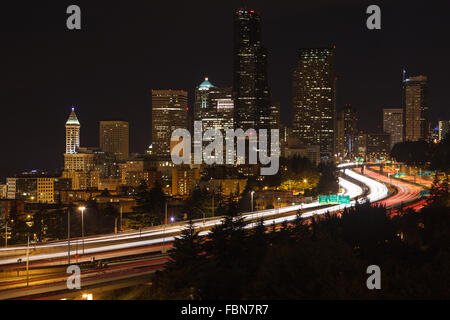 Seattle skyline at night de Rizal Park, dans la région de Beacon Hill. Seattle, WA, USA. Banque D'Images