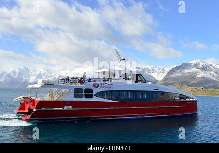 Le ferry de découverte du sud lors d'une croisière sur le lac Wakatipu avec le Montagnes environnantes offrant une toile de fond spectaculaire Queenstown, South Island, Nouvelle-Zélande Banque D'Images