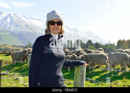 Femme pull noir marque Icebreaker modélisation fabriqués à partir de laine de mouton mérinos mérinos suivante sur une station de moutons en Nouvelle-Zélande Banque D'Images