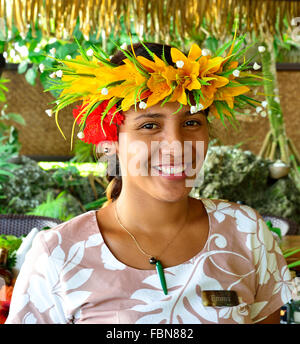 Belle fille souriante polynésienne de l'île Cook portant une adresse traditionnelle de fleurs jaunes sur l'île du Pacifique Sud d'Aitutaki, îles Cook Banque D'Images