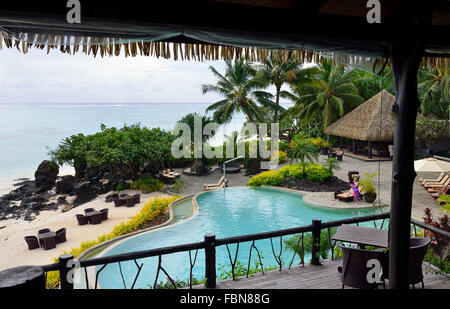 Les clients se détendent au bord de la piscine à débordement du Pacific Resort Aitutaki .Aitutaki, Iles Cook, Pacifique Sud Banque D'Images