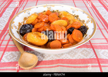 Un juif ashkénaze traditionnel plat sucré, composé de carottes, de compote de fruits secs, de miel et d'épices. Banque D'Images