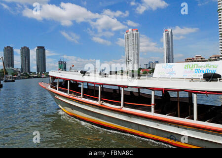 Chao Phraya et la ville de Bangkok moderne, district de Bangrak, Bangkok, Thaïlande, Asie du Sud Est Banque D'Images