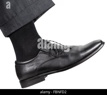 Vue latérale de la jambe droite hommes chaussure noir en fait un pas isolé sur fond blanc Banque D'Images