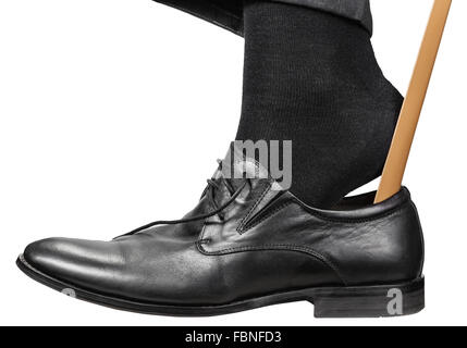 Homme met sur noir chaussure avec chausse-pied isolé sur fond blanc Banque D'Images