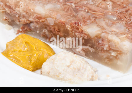 La moutarde et le raifort - assaisonnements typiques pour la viande de boeuf en gelée sur plaque blanche close up Banque D'Images