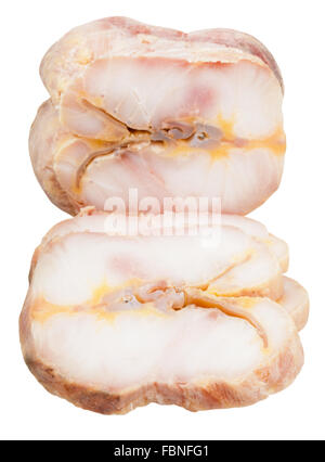 Tranches de morceau de poisson esturgeon fumé à chaud isolé sur fond blanc Banque D'Images