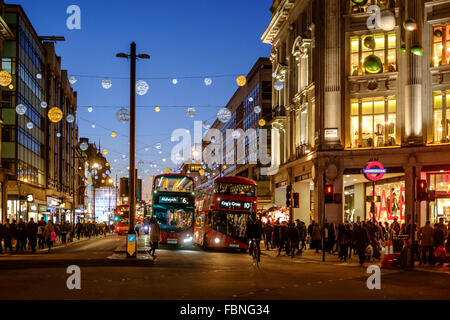 Oxford Circus, la veille de Noël à Londres, en Angleterre. Banque D'Images