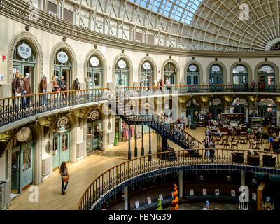 Intérieur de la Halle au Blé à Leeds, Angleterre. Banque D'Images