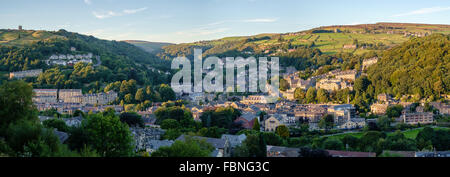 Photographie panoramique de Hebden Bridge, une petite ville de marché dans le West Yorkshire, Angleterre. Banque D'Images