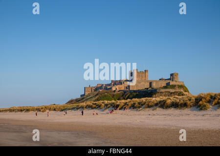 Château de Bamburgh Northumberland, en Angleterre, en vue de la plage. Banque D'Images