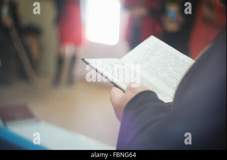 Prêtre orthodoxe au cours de baptême baptême Banque D'Images