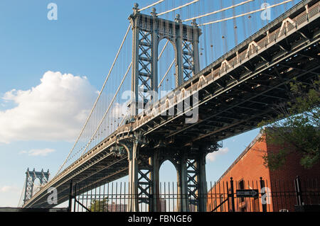 New York, États-Unis d'Amérique : une vue emblématique de Manhattan Bridge de quartier Dumbo Banque D'Images