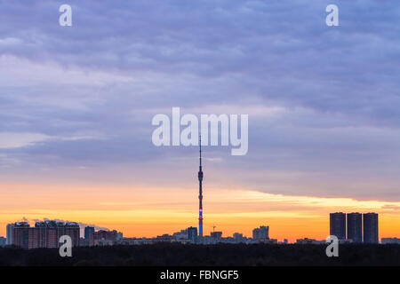 Blue sunrise précoce et la ligne d'horizon avec la tour de télévision en hiver matin, Moscou, Russie Banque D'Images