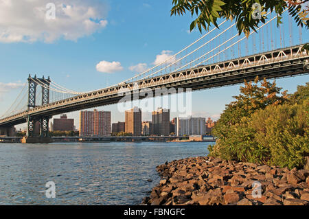 New York, États-Unis d'Amérique : Pont de Manhattan de Dumbo, quartier rocks, East River, Skyline Banque D'Images