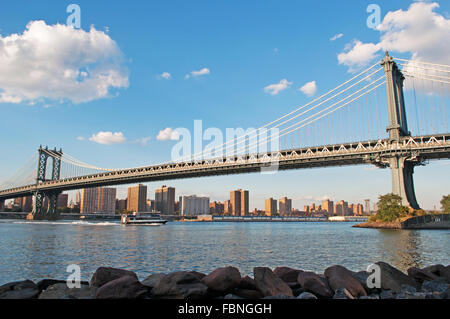 New York, États-Unis d'Amérique : Pont de Manhattan de Dumbo, quartier rocks, East River, Skyline Banque D'Images