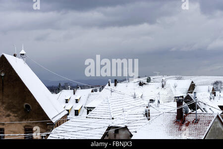 Première neige dans petit village français, spécifique de la saison Banque D'Images