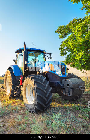 Kavarna, Bulgarie - Juillet 10, 2015 : New Holland T7.250 tracteur et remorque agricole bleu sur champ de chaumes. Banque D'Images