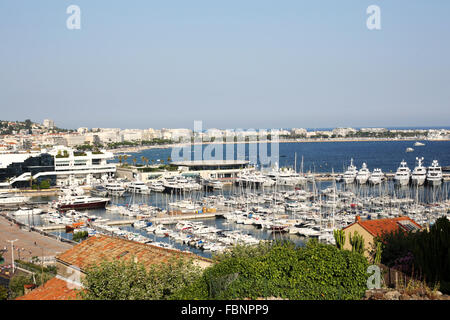 Une vue sur Cannes vieux port et le port de la vieille ville de la colline donnant sur le salon Banque D'Images