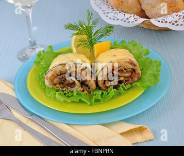 Filet de hareng cuit avec des champignons et oignons et fromage Banque D'Images