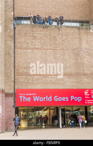 Vue extérieure de la Tate Modern gallery avec une affiche publicitaire de l'exposition Le monde devient pop, Southwark, Londres, Angleterre Banque D'Images