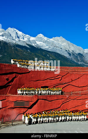 Montagne Enneigée du Dragon de Jade, l'ethnicité show conçu par M. Li Jing Yenxung,qui était maître des Jeux Olympiques de Pékin, Lijiang, Yunnan, Chine, Chine Banque D'Images