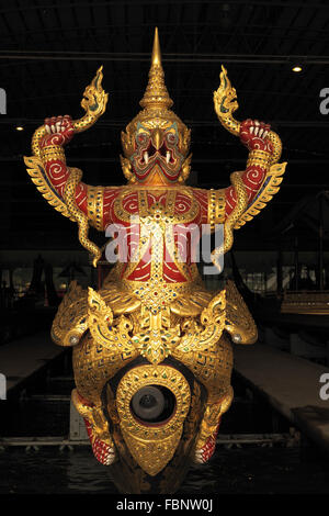 Figure de proue de la lutte contre deux nagas, garuda garuda hern het barge, Musée national des barges royales, Bangkok, Thailande, Asie. Banque D'Images