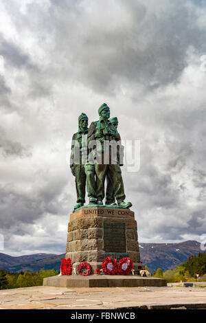 Des couronnes du jour du Souvenir au monument de commando, près de Spean Bridge, en Écosse Banque D'Images