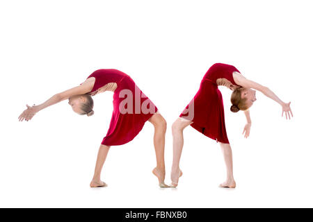 Groupe de deux belles jeunes filles de l'adolescence athlète gymnaste bon danseur en robes rouges de l'exercice, la danse, faire backbend Banque D'Images